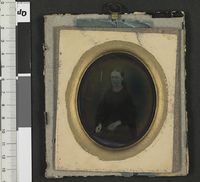 102. Portett av en sittende kvinne daguerreotypi - no-nb digifoto 20160219 00071 bldsa FAU053 a.jpg