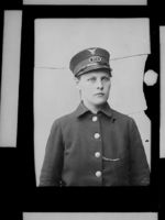Ukjent person i A/S Holmenkolbanens uniform. Foto: Narve Skarpmoen (omkr. 1900–1930).
