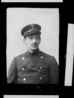 Ukjent person i A/S Holmenkolbanens uniform. Foto: Narve Skarpmoen (omkr. 1900–1930).