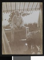 125. Portrett av Bjørnstjerne Bjørnson sittende på en benk på en veranda - no-nb digifoto 20160714 00087 bldsa BB0425.jpg