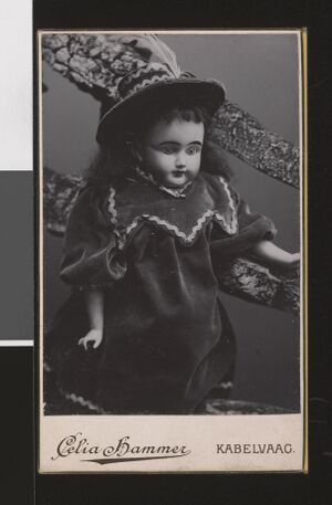 Portrett av en dukke - NB bldsa FA0200.jpg