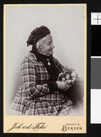 130. Portrett av en eldre, uidentifisert kvinne med blomsterbukett - no-nb digifoto 20160317 00418 blds 05787.jpg