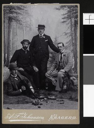 Portrett av fire unge, uidentifiserte menn på besøk hos fotografen - no-nb digifoto 20160317 00417 blds 05786.jpg