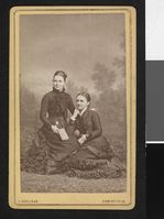 2. Portrett av to uidentifiserte kvinner, 1881 - no-nb digifoto 20140325 00023 bldsa FA1507.jpg