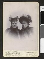 73. Portrett av to uidentifiserte kvinner med hatter - no-nb digifoto 20151202 00024 blds 07757.jpg