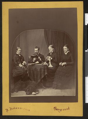 Portrett av tre uidentifiserte kvinner, en uidentifisert mann og en hund, ca. 1880-1885 - no-nb digifoto 20160711 00020 blds 08075.jpg