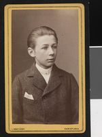 157. Portrett av uidentifisert, ung gutt, 1881 - no-nb digifoto 20140325 00030 bldsa FA1524.jpg