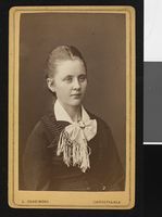 96. Portrett av uidentifisert, ung kvinne, ca. 1878 - no-nb digifoto 20140326 00204 bldsa FA1471.jpg