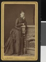 212. Portrett av uidentifisert, ung kvinne - no-nb digifoto 20140326 00200 bldsa FA1437.jpg