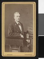 227. Portrett av uidentifisert, ung mann i uniform - no-nb digifoto 20140326 00210 bldsa FA1519.jpg