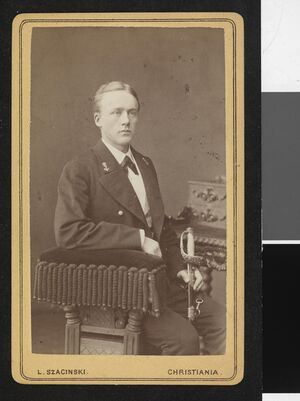 Portrett av uidentifisert, ung mann i uniform - no-nb digifoto 20140326 00210 bldsa FA1519.jpg