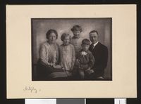 127. Portrett av uidentifisert familie, sommeren 1930 - no-nb digifoto 20130227 00025 bldsa FA0229.jpg
