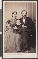 60. Portrett av uidentifisert familie - no-nb digifoto 20151116 00090 bldsa CDV02253.jpg