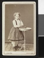 288. Portrett av uidentifisert jente, 1872 - no-nb digifoto 20140327 00015 bldsa FA1495.jpg