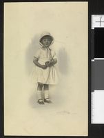 228. Portrett av uidentifisert jente med eple i hendene, ca. 1919 - no-nb digifoto 20160711 00019 blds 08074.jpg