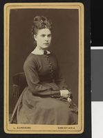 177. Portrett av uidentifisert kvinne, ca. 1875 - no-nb digifoto 20140326 00065 bldsa FA1438.jpg