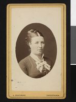 7. Portrett av uidentifisert kvinne, ca. 1878 - no-nb digifoto 20140326 00203 bldsa FA1470.jpg
