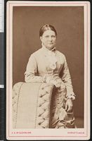 57. Portrett av uidentifisert kvinne - no-nb digifoto 20151116 00067 bldsa CDV01230.jpg