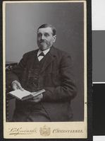 3. Portrett av uidentifisert mann, ca. 1899 - no-nb digifoto 20140327 00021 bldsa FA1523.jpg