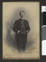 240. Portrett av uidentifisert mann i dress - no-nb digifoto 20160711 00016 blds 08086.jpg