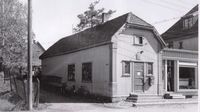 Postkontoret lå ved Hoberggården i Strømsveien 52 fra 1921 til 1948. Veien langs posthuset het den gang Brynstien.
