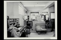 Postkontoret i Strømsveien 82 i Strømmen. Sortering og ekspedisjon. Fotokilde Digitalt Museum.