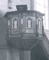 29. Preikestolen i Volda stavkyrkje.png