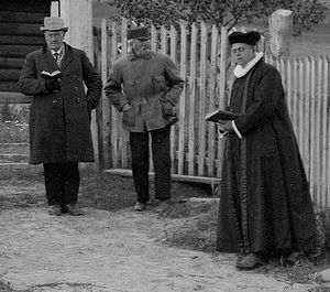 Prest og klokkar Skjåk ca 1925.jpg