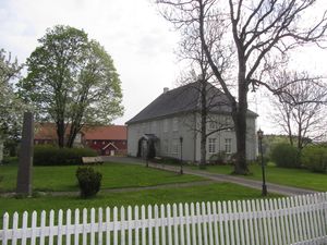 Prestegården ved Vestby kirke 2012.JPG