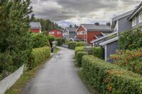 Vertikaldelte tomannsboliger på Prinsdalsbråten lengst sør i Oslo. Foto: Leif-Harald Ruud (2022).