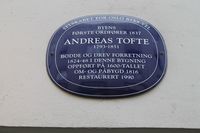 Blå plakett ved Prinsens gate 18 i Oslo. Tofte bodde og drev forretning her 1824-48. Foto: Chris Nyborg