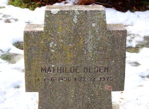 Professor Magnus Olsen gravminne Ullern kirkegård.jpg