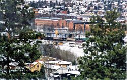 Propanbrannen sett fra Rælingen. Det brenner fortsatt, men brannen er kommet under kontroll. Foto Bjørn Gunnar Kværne.