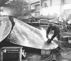 Propell klargjøres i pusseriavdelingen. Fra Strømmen bedriftsavis.