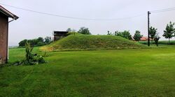 Det delvis nedgravde bassenghuset sett fra renseanlegget. Berg gård i bakgrunnen. Foto Steinar Bunæs.
