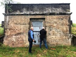 Bassenghuset ved Berg holdes forsvarlig boltet og låst. Foto Steinar Bunæs.
