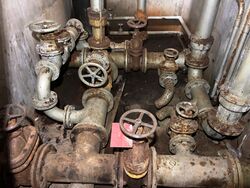 Bassenghusets underetasje er fylt av rør og ventiler, i bemerkelsesverdig god stand etter snart 80 år. Foto Steinar Bunæs.