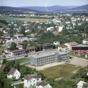 Skedsmo rådhus, Strømmen 1960. Tjente som rådhus fra 1957 til 1990. I bakgrunnen bl. a. Strømmen Sparebank, Sverre Damhaugs Elektriske forretning. Strømmen Samvirkelag og Tvetergården.