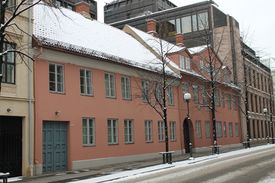 Hielm bodde fra 1820 og til sin død i Rådhusgata 14. Foto: Chris Nyborg (2013).