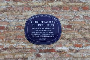 Rådhusgata 19 i Oslo Rådmannsgården blå plakett.JPG