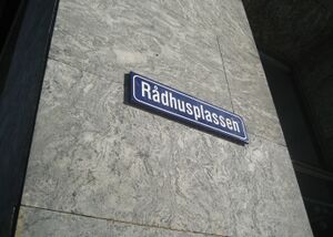Rådhusplassen Oslo skilt 2007.jpg