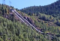 Den utvendige rørgata til Nore I fra Tunhovddammen er ikke lenger i bruk (vannet føres i dag i kanal i fjell), men er likevel bevart. Foto: Stig Rune Pedersen (2018)