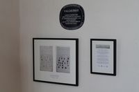 I våpenhuset er det satt opp blå plakett om at kirken var valgkirke i 1814, og en kopi av adresse og fullmakt fra valget til Riksforsamlinga 1814 på Røros er hengt opp. Foto: Chris Nyborg (2014).