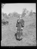 4. Rørosbunad. Ester Steen, Drøbak - no-nb digifoto 20150626 00166 NB MIT FNR 11403.jpg