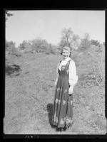 1. Rørosbunad. Ester Steen, Drøbak - no-nb digifoto 20150626 00191 NB MIT FNR 11404.jpg
