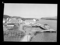 Motiv fra Rørvik. Foto: Ukjent / Nasjonalbiblioteket (1950–1952).