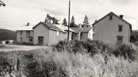 Bakeriet til høyre, så kårstua og borgstua. Fotograf: Halvor Vreim 1963. Kilde: Riksantikvaren