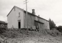Bakeriets bakside. Fotograf: Halvor Vreim 1955. Kilde: Riksantikvaren