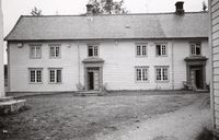 Hovedbygningen med de svære inngangsportalene mot tunet. Fotograf: Halvor Vreim 1939. Kilde: Riksantikvaren