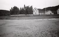 Hagen og hovedbygningen til venstre, så kårstua, borgstua og butikken. Fotograf: Halvor Vreim 1939. Kilde: Riksantikvaren